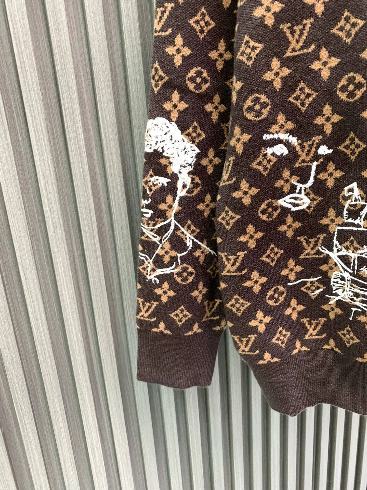 🅿️480 🀄️ Louis Vuitton 𝗟𝗢𝗨𝗜𝗦 𝗩𝗨𝗜𝗧𝗧𝗢𝗡 𝗠𝗢𝗡𝗢𝗚𝗥𝗔𝗠 embroidered sheep wool crew neck shirt The material, color and embroidery of Wang Zha's show are all about difficulty. What we made can definitely be compared with ZP. It is 100% refined imitation sheep wool. It feels soft and skin-friendly. It does not shrink and can be machine washed and anti-pilling. Two-color sesame dot craft. The most difficult part is the wool yarn embroidery craft. The yarn was customized for more than a month. The whole body embroidery required laser positioning. The single piece was embroidered in counter-position splicing. Each pattern was drawn and adjusted several times, and the entire pattern was symmetrical. It really takes ingenuity to pick out these details. The brown shooting light is warm brown in real life. It is unparalleled. You must buy it~👍